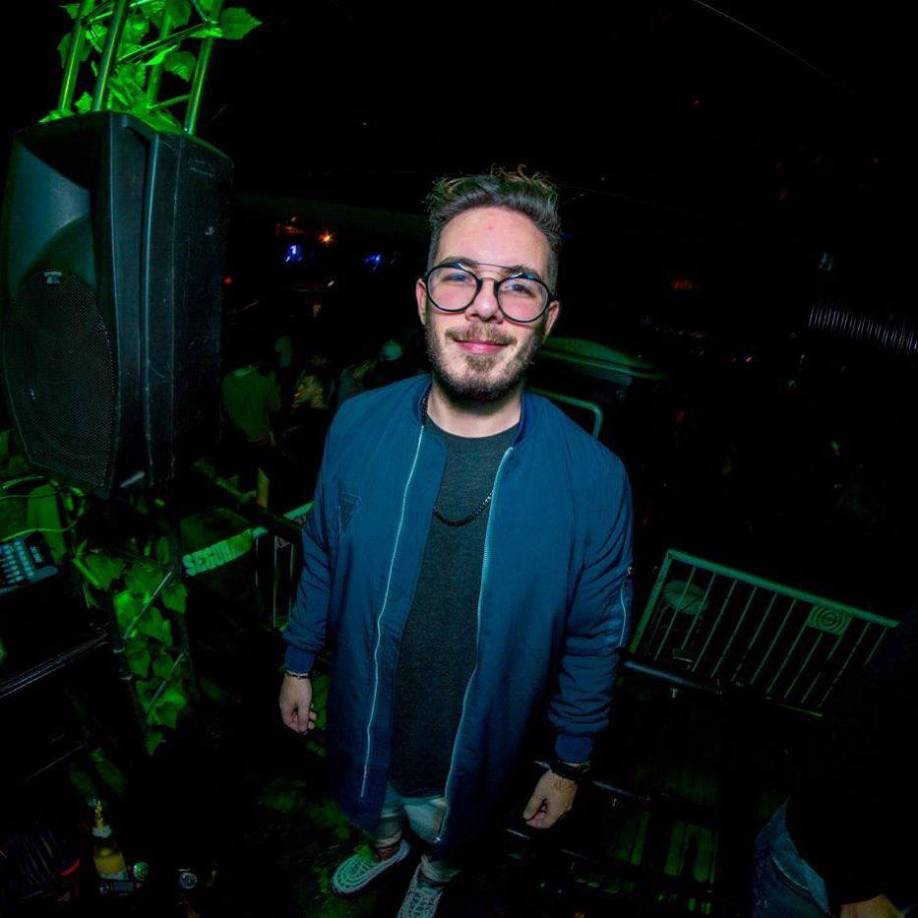 En las redes empezaron las acusaciones y han apuntado a una fiesta donde hubo algunos contagios y donde estuvo un reconocido DJ llamado Fer Palacio, que después estuvo en el evento de Messi y muy cerca al astro. 