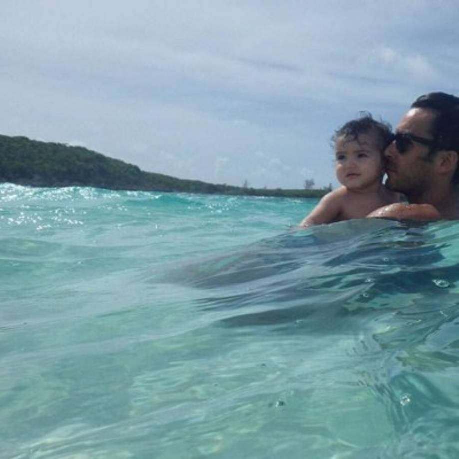 Aaron con la pequeña Regina.