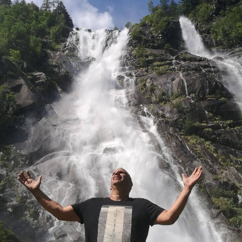 Be’eri, es una comunidad agrícola autosuficiente de 1.000 residentes cerca de Gaza, fue uno de los primeros lugares atacados por los militantes que cruzaron la frontera el sábado por la mañana, y uno de los más afectados.