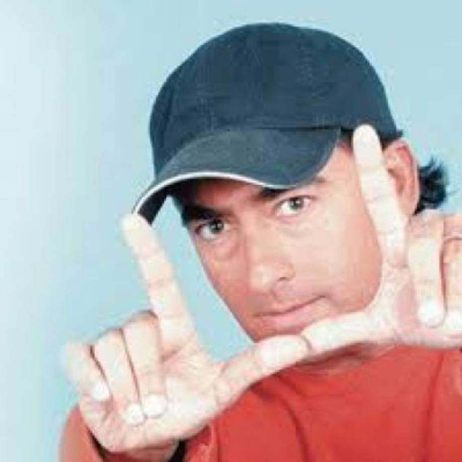 Ramones nació en Monterrey, Nuevo León y estudió la licenciatura en Ciencias de la Comunicación en la Universidad de Monterrey, a la par que realizaba actividades teatrales en la revista musical 'La manzana de la discordia', bajo la dirección teatral de Salvador Ayala.