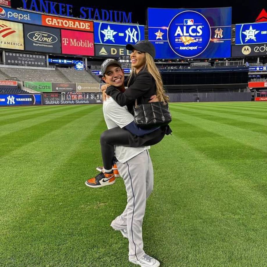 <i>Nancy Herrera presumió en sus redes sociales la celebración al lado de Mauricio Dubón luego que el catracho avanzó con los Astros de Houston a la Serie Mundial.</i>