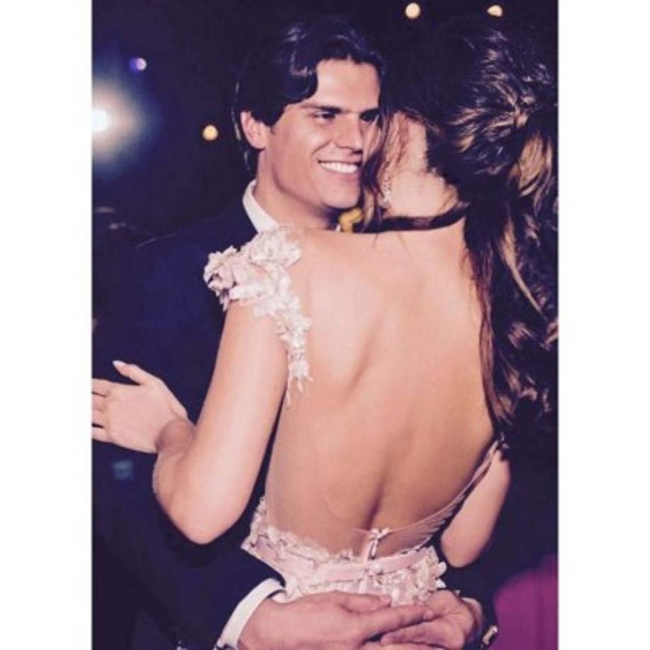 En una tarde llena de romanticismo y de sorpresa, Juan Carlos se ha puesto en una rodilla para pedirle a la Miss Universo 2010 que fuera su esposa.