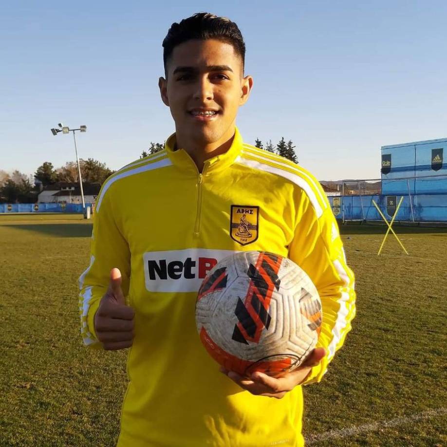 Luego de firmar su contrato y tener la sesión de fotografías, Luis Palma se dirigió a realizar su primer entrenamiento como jugador del Aris Salónica.