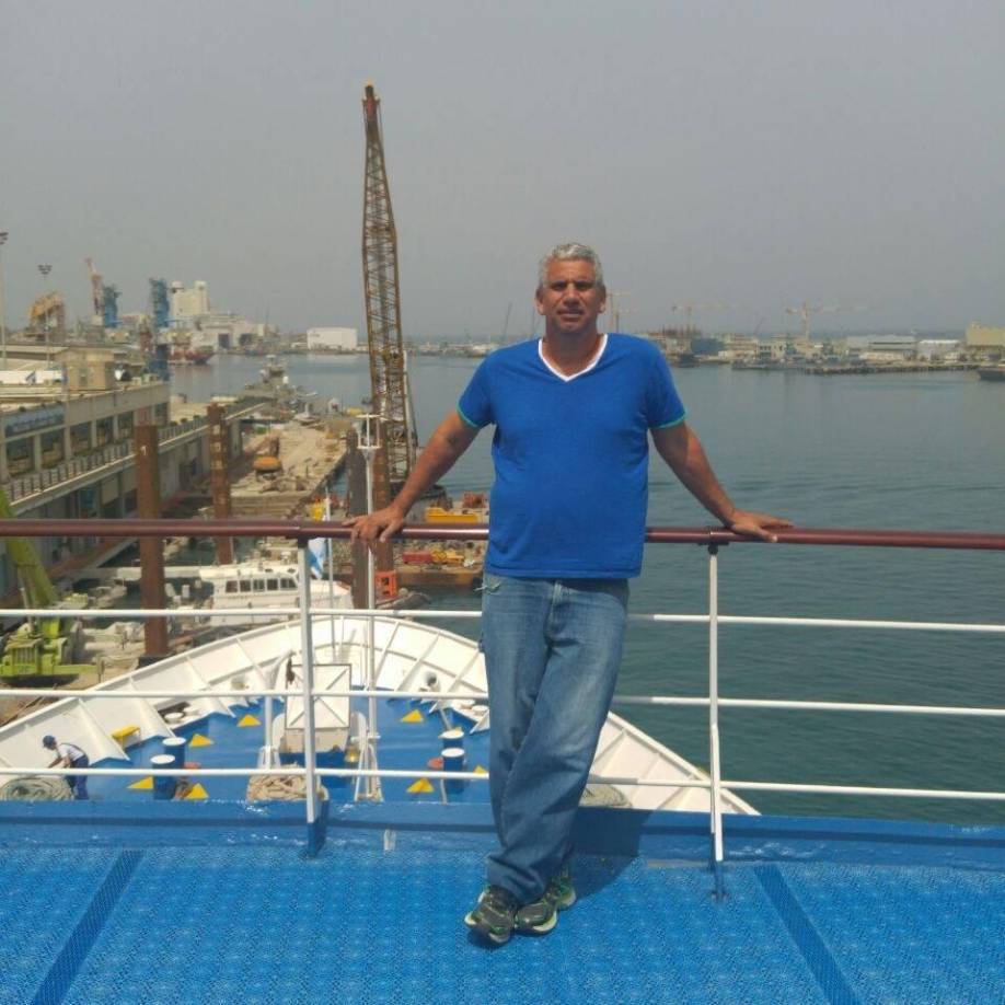 ”Todas las personas que vivían en este kibbutz murieron, incluidas estas personas”, detalló Castro Bobadilla.