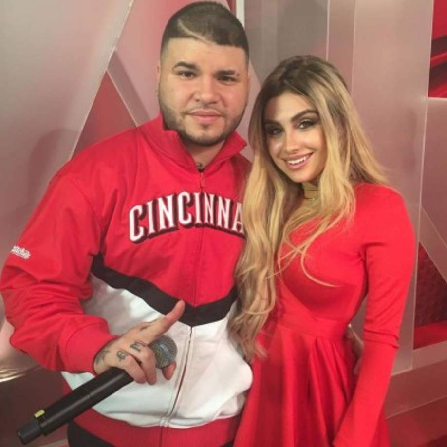 Alexa Dellanos junto a Farruko.