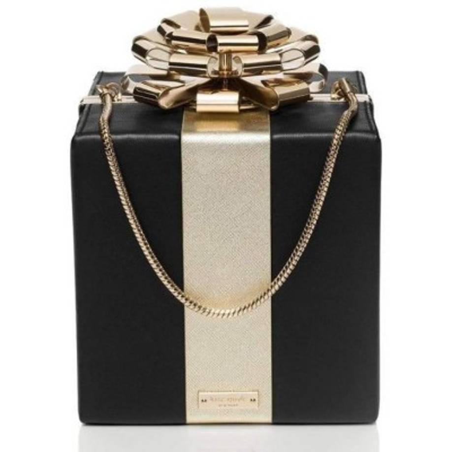 Un regalo perfecto, un curioso bolso en tono doro y negro.