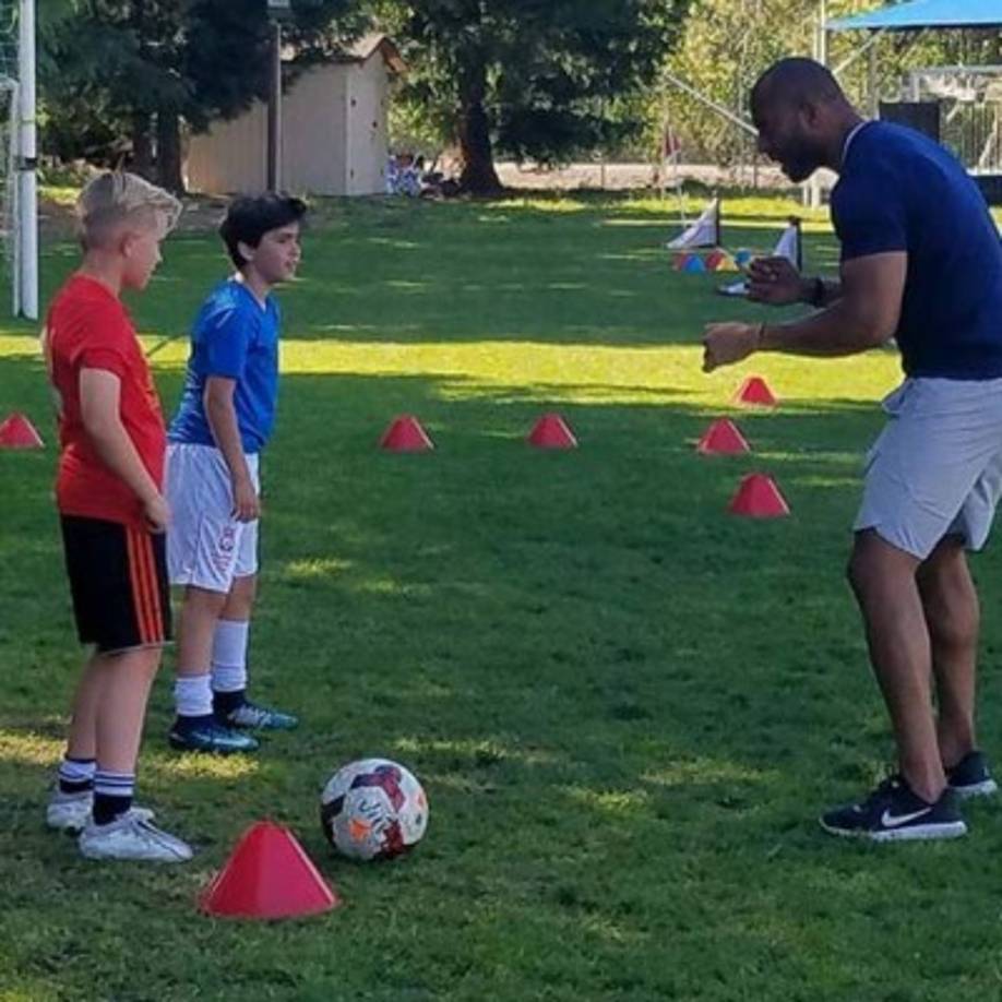Muma Bernárdez ahora entrena a niños que pertencen a la Academia del Liverpool en Estados Unidos.