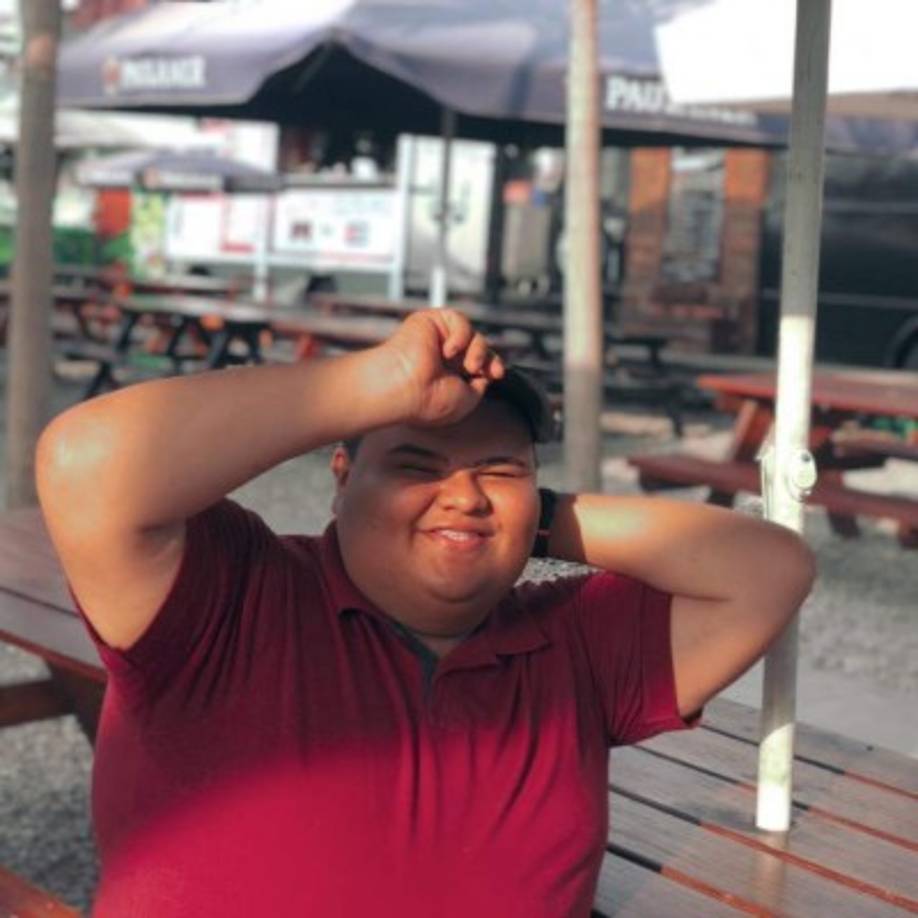 TikTok: @oscarvelasquez08<br/>Este joven es admirado por más de 200,000 personas, pues no permite que su sobrepreso sea un impedimento para imitar, a la perfección, a todas las famosas coreografías de la plataforma.<br/>