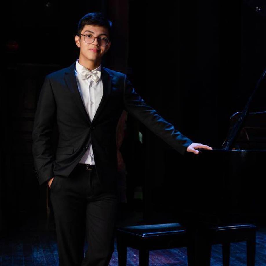 Este es su debut con la orquesta, lo cual marca un hito en su vida. “Estoy muy emocionado de volver a encarnar a Alessandro en “II Venceslao” de Caldara”, expresó. 