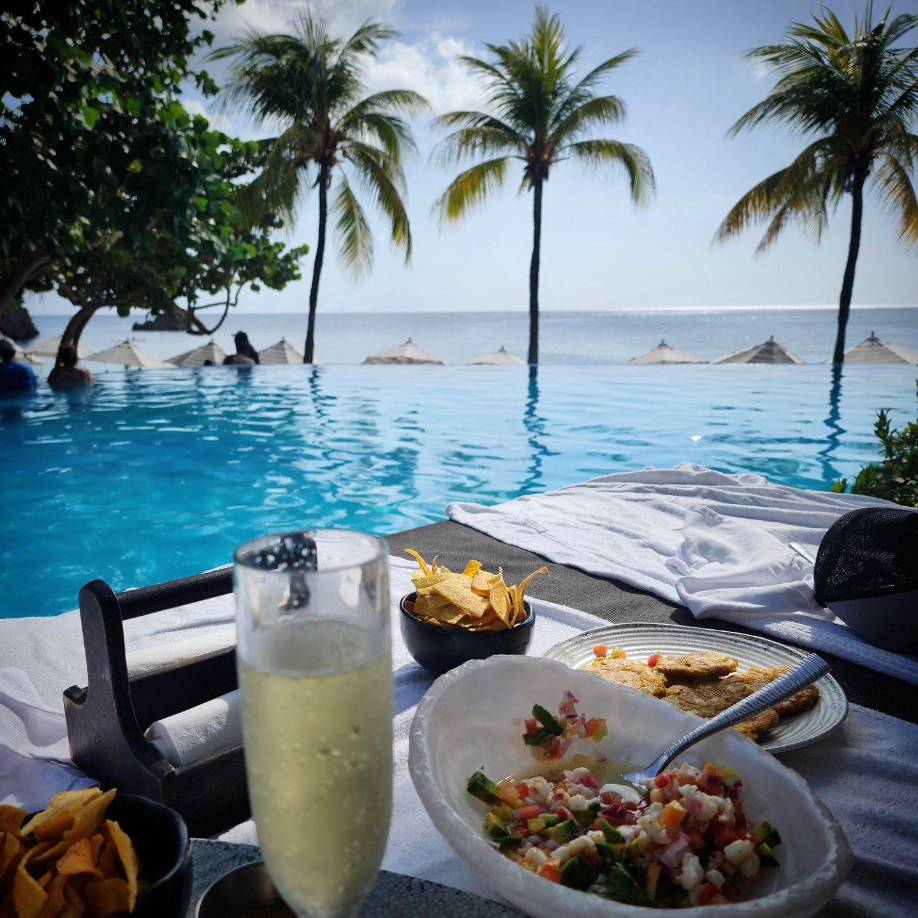 Margarita Muñoz compartió esta imagen de Kimpton Grand Roatán Resort &amp; Spa, lugar donde se estaban hospedando y a quienes agradeció por su maravillosa estadía. “Nunca es suficiente patacón”, dijo refiriéndose al plátano aplastado, lo que en Honduras es conocido como tostones.