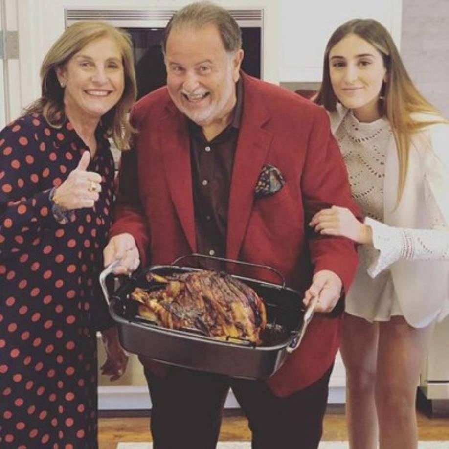 Raúl de Molina está casado con Millie de Molina y es padre de Mía. El conductor ha confesado que 'él vive para comer'. Le gusta compartir en su cuenta de Instagram sus platillos favoritos y su visita a los mejores y más cotizados restaurantes en el mundo.