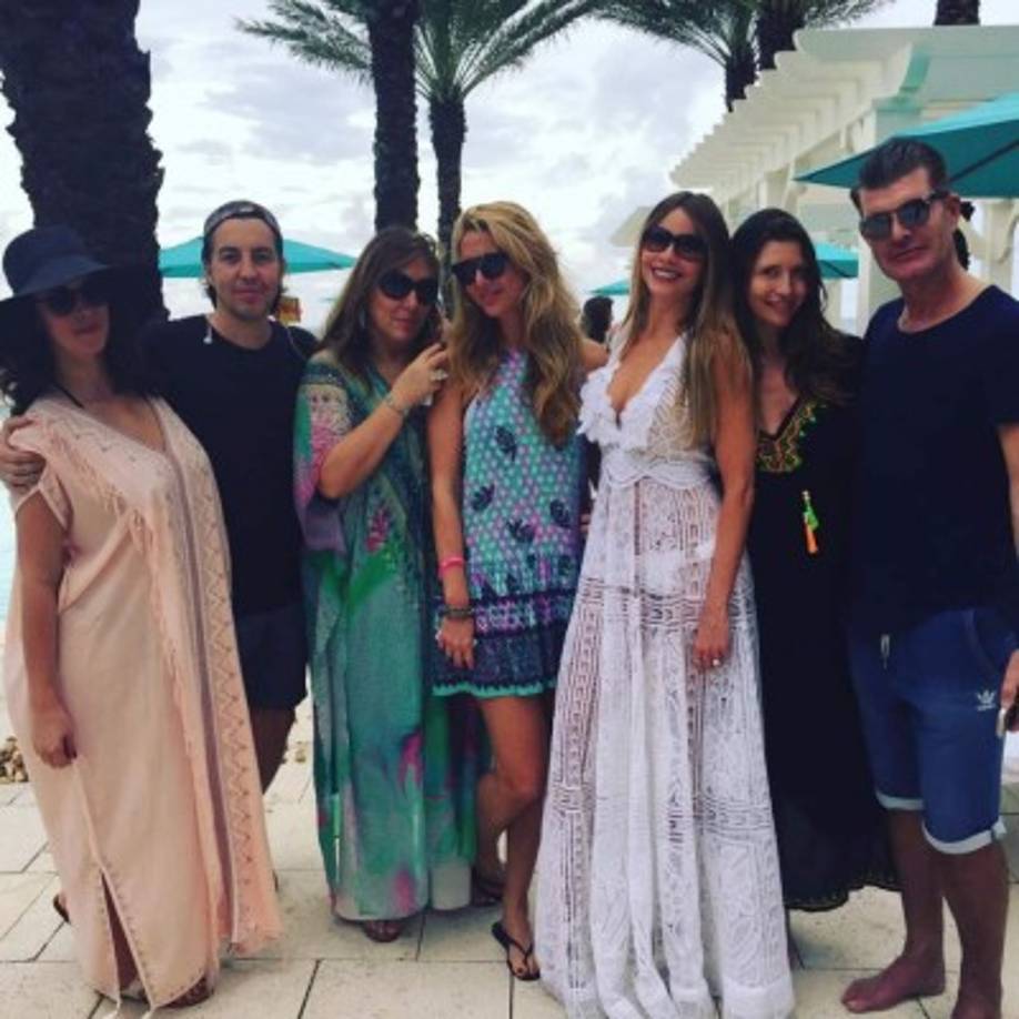 La actriz dejó ver sus sensuales curvas latinas con un vestido para la playa y debajo de él traía un bikini espectacular. Feliz cómo nunca, Sofía no dejó de sonreír para las cámaras.