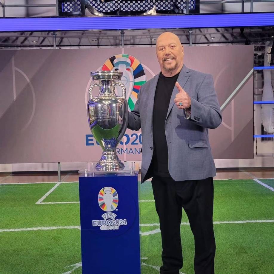 Enrique Bermúdez llegó a Televisa en 1977 y en 2014 se sumó al equipo de trabajo de Univision Deportes, por lo que en 2019, con la fusión de ambas áreas deportivas para TUDN, comenzó a alternarse entre la señal para México y la de Estados Unidos. 