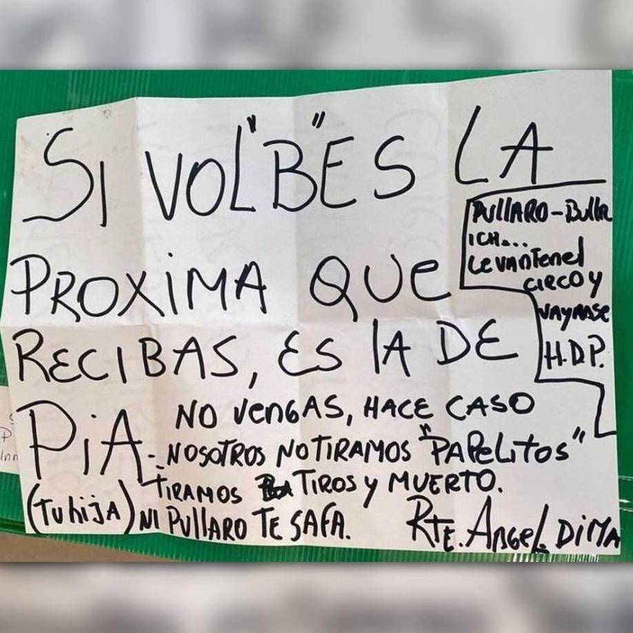 “Si volvés la próxima (cabeza) que recibas es la de Pia (tu hija). No vengas. Hacé caso, nosotros no tiramos papelitos. Tiramos tiros y muertos. Ni Pullaro te zafa. Pullaro-Bullrich... Levanten el circo y váyanse”, fue el primer papel que le dejaron.
