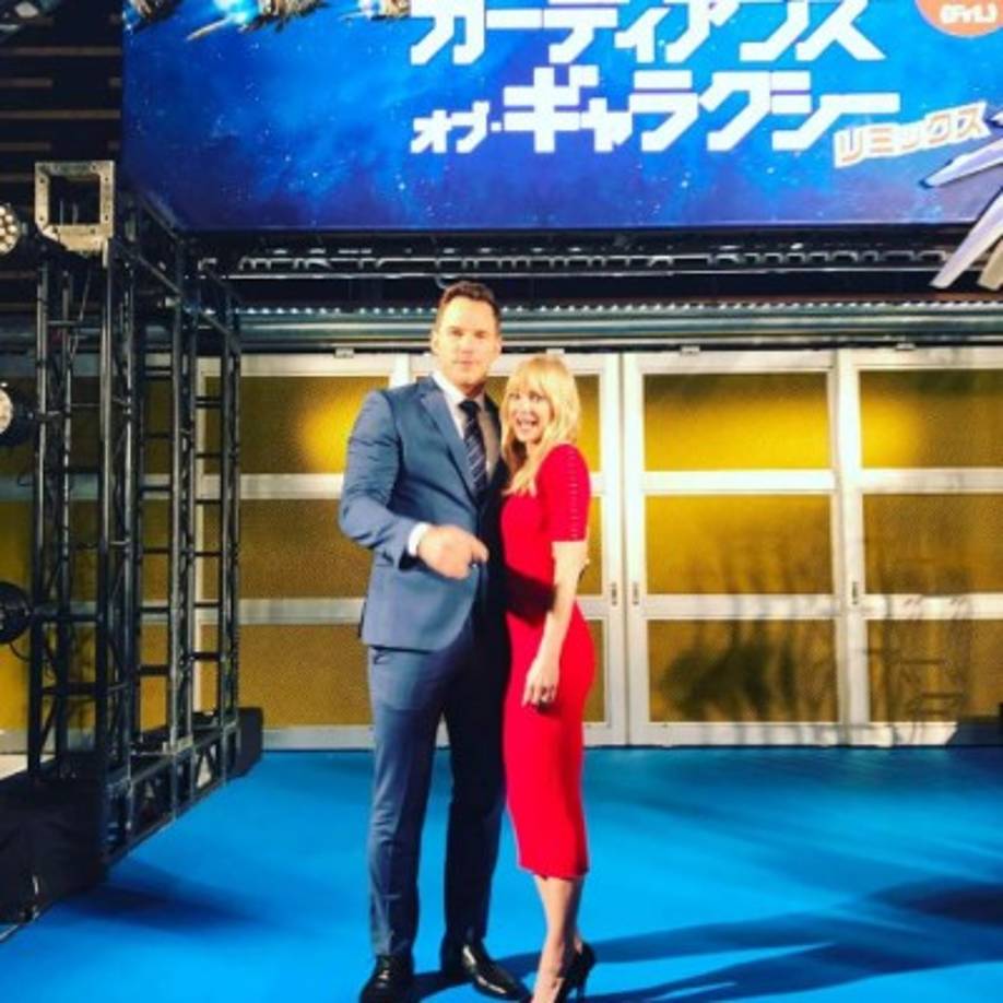 Chris: 'Mi dulce Anna, recordando tu divertida participacion en 'Lost in Translation'. Gracias por el apoyo querida. Te miras hermosa. Esta gira de prensa es agobiante, pero estoy agradecido por ti y al niño que estuvo conmigo en esta. Aunque son las 3 de la mañana y desperté por una patada del pequeño que quiso subirse a nuestra cama y aquí estoy en Instagram. Ustedes padres podrían entederlo'.