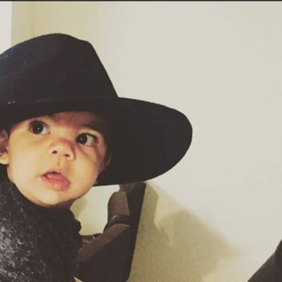 A Matteo le encanta posar en las redes sociales con diferentes looks.