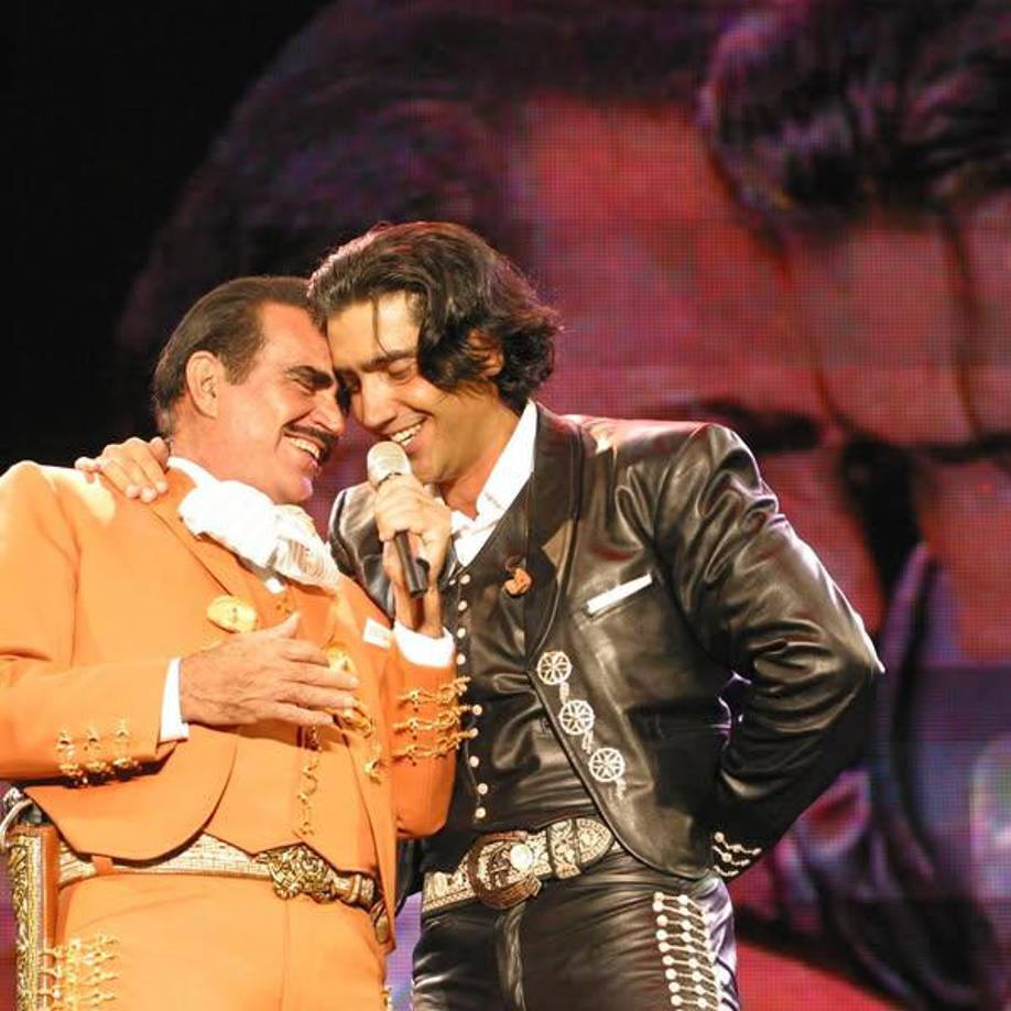 El artista comenzó con “Que seas muy feliz”, seguido de temas como “Estuve”, “Hoy tengo ganas de ti” y “Te voy a perder”, que fueron coreados por un público entregado.