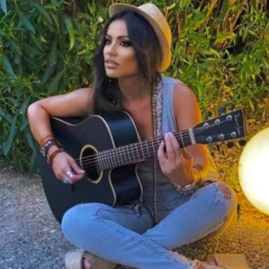 'Tengo mi pareja y una vida tranquila. No soy novia de quien intentan. ¡Pobre Iker!', escribió Sara Denez en sus redes sociales negando la información en donde la señalaban de tener algo con el exportero.