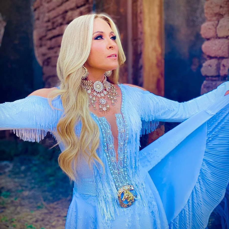 En otro momento emotivo de la entrevista, la intérprete de éxitos como <b>“Maldita primavera” y “El espejo”,</b> fue cuando habló de los años de trayectoria que tiene, de los cuales no había hecho conciencia y <b>agradeció a sus fans por seguirla durante 50 años.</b>