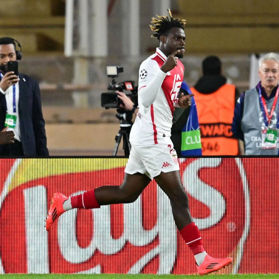 El festejo del delantero franco-nigeriano George Ilenikhena tras marcar el gol del triunfo del Mónaco ante el Barcelona.