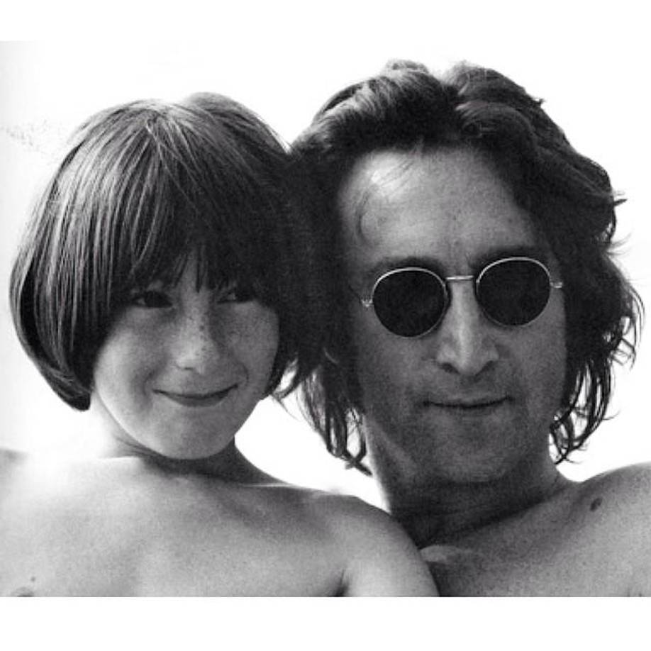 Primogénito del mayor ídolo musical de todos los tiempos, Johnn Lennon, el también artista tuvo una infancia compleja y una adolescencia aún peor. Inspirador de las canciones más bellas, recorre el mundo de las artes y la filantropía. Hoy, con gran resiliencia, asegura haber sanado y perdonado el abandónico pasado que le dejó su padre.