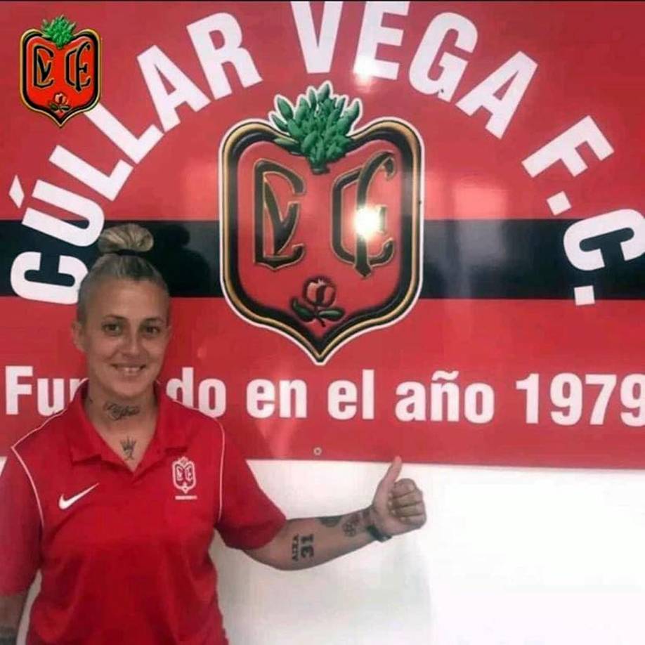 La temporada pasada, Alejandra Jiménez hizo historia al recibir la oportunidad de dirigir al Cúllar Vega de su Granada natal para tomar las riendas del equipo senior masculino de Primera Andaluza. No había otra mujer en categoría más alta que dirija a un equipo masculino. “Mi sueño es entrenar en Primera o Segunda”, aseguró en diciembre de 2023 al diario AS.