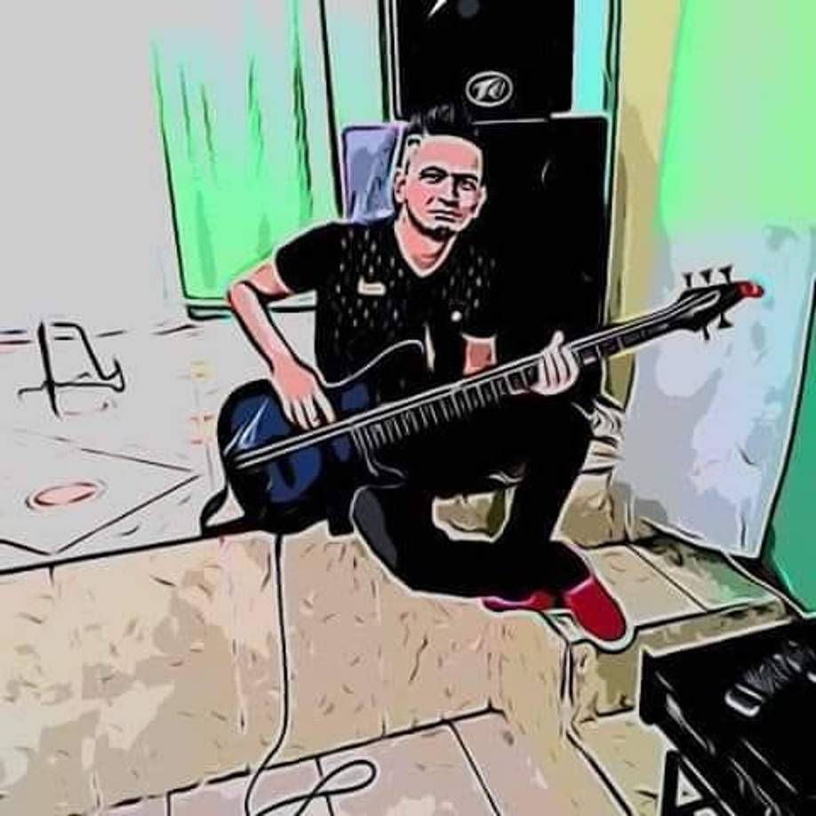 Su nombre era Justo Samir Garín Caballero, quien, de acuerdo con información preliminar, fue perseguido por dos sujetos en motocicleta. Los sicarios lo alcanzaron y luego comenzaron a dispararle sin mediar palabra.