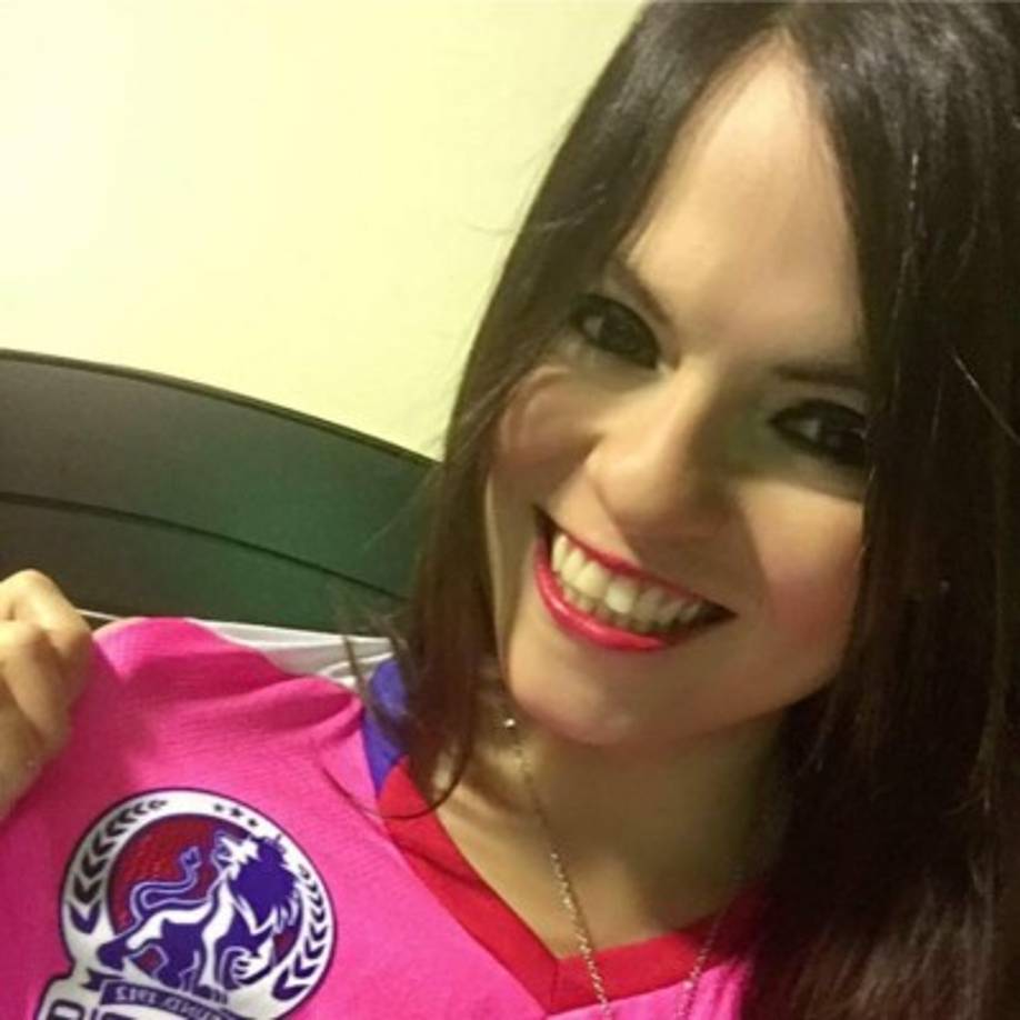 La simpática Karen Torres es el apoyo incondicional del delantero Carlo Costly.