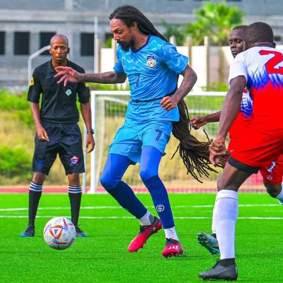 El look de Aedan Scipio nunca ha sido un impedimento para su desempeño en el campo. De hecho, su habilidad y determinación lo han llevado a ser una pieza clave en su equipo y en la selección nacional. 