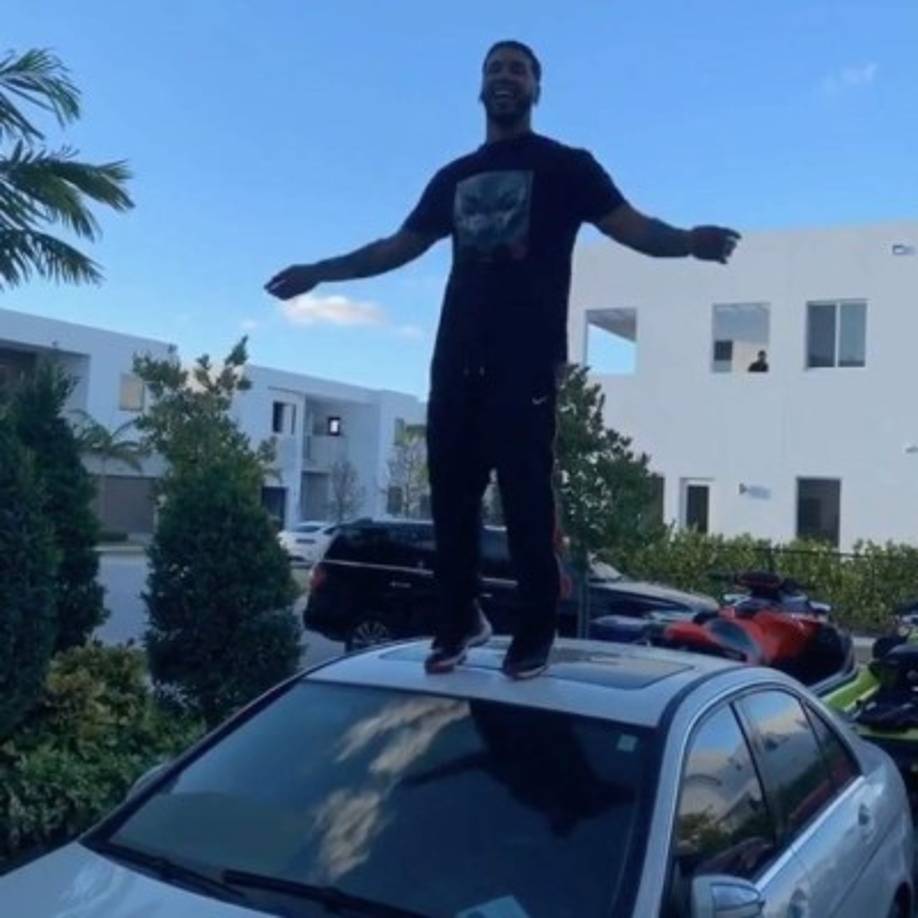 Anuel AA es tan aficionado a sus carros que hace ejercicio sobre ellos. <br/><br/>En su cuenta de Instagram publicó un video ejercitándose sobre el techo de un Mercedes-Benz E-Class de su propiedad. En el video explica que no hace los ejercicios sobre la carrocería de su Rolls-Royce porque le estaban “cambiando los aros”.