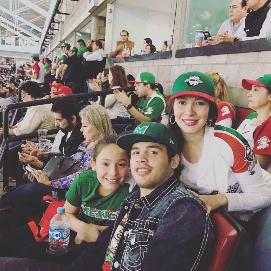 Tras la muerte de su padre, su madre Frida Muñoz Román se casó con el boxeador Julio César Chávez Jr.