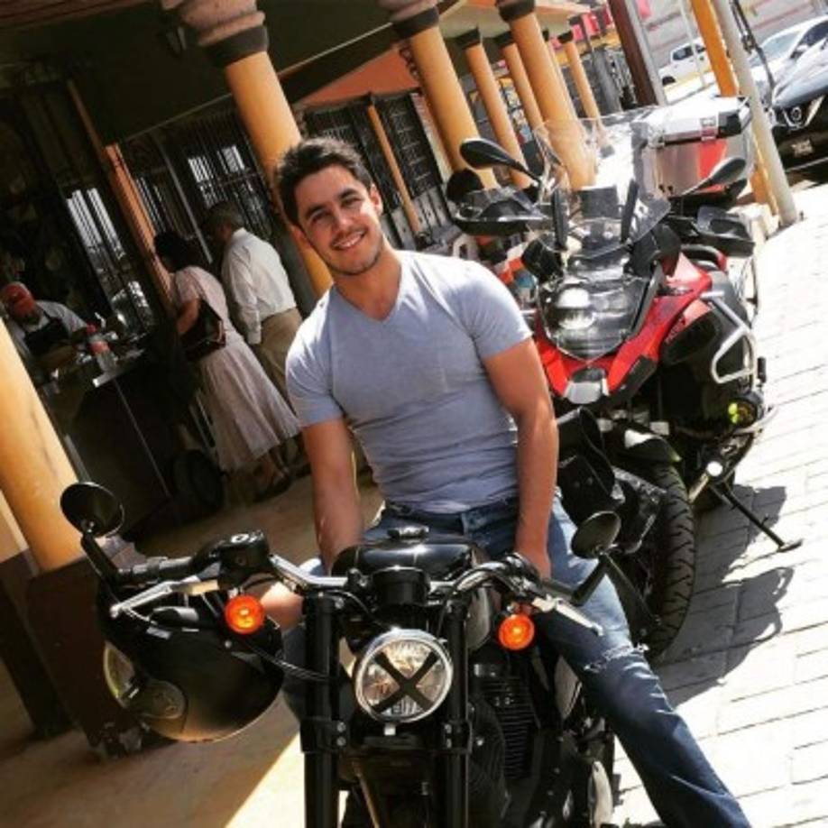 Hay que aceptar que con ese porte de galán, que tenga el abdomen peludo pierde importancia.