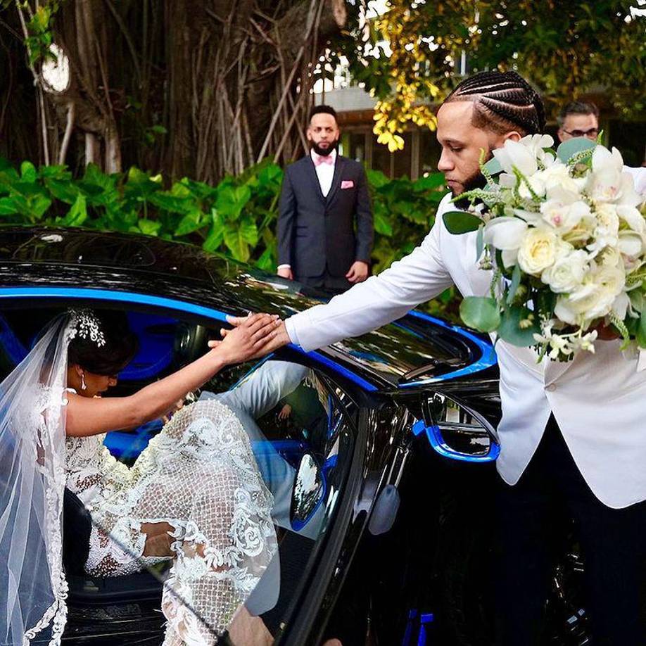 Los enamorados al momento de llegar al hotel. 