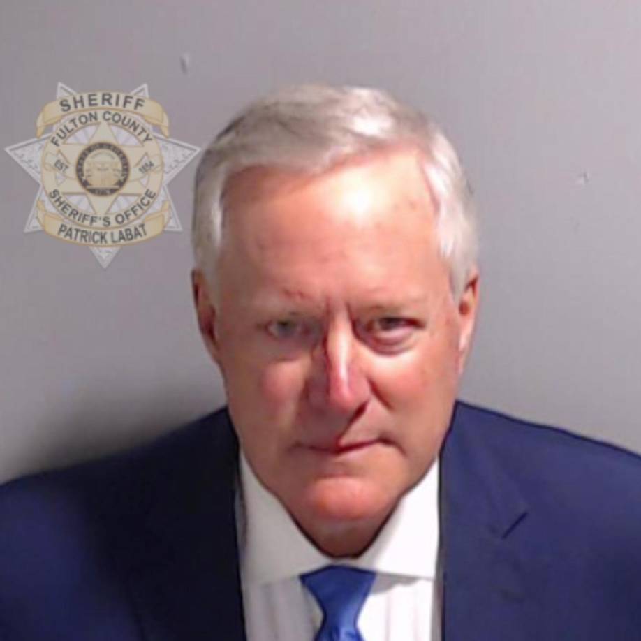 Mark Meadows. Trump, considerado el capo de toda esta presunta mafia electoral, se entregó el jueves en la prisión de Fulton, donde estuvo bajo arresto durante 20 minutos y salió en libertad tras aceptar pagar una fianza de 200.000 dólares a la espera del juicio, que podía acarrearle años de cárcel.