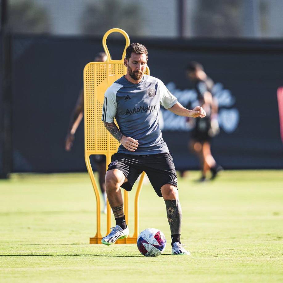 El hombre portaba su camiseta de la Selección de Argentina por debajo de la de su trabajo y Messi accedió a firmar.