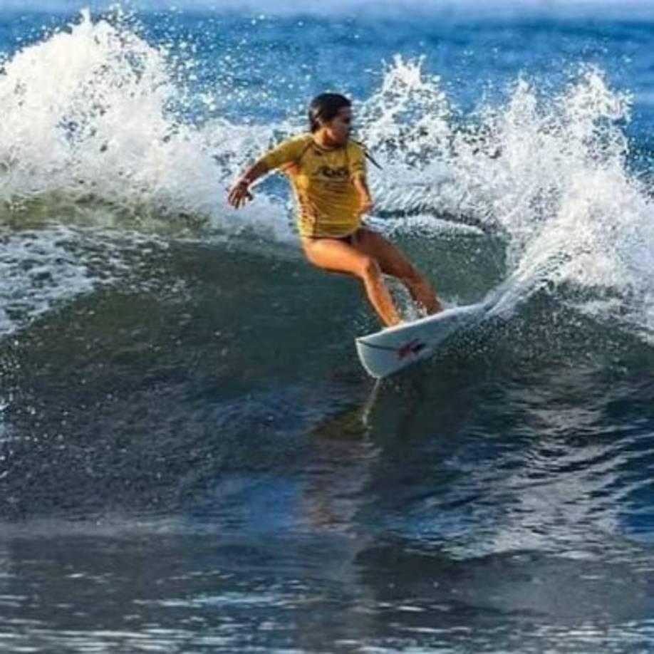 La chica Díaz era considerada la mejor surfista de El Salvador, también era hija del presidente de la Federación de surf de su país, José Díaz. Fue la entidad mencionada la que confirmó el deceso de la deportista, de 22 años de edad, en las redes sociales.<br/><br/>