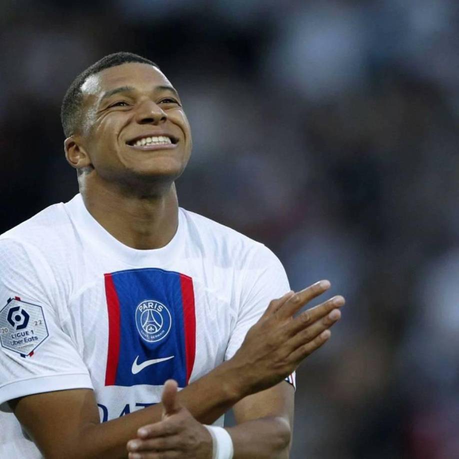 Mbappé comunicó su deseo de continuar esta próxima temporada en el PSG y de no ser traspasado al club madrileño en una reunión que mantuvo este martes con el presidente del club, Nasser al Khelaifi.