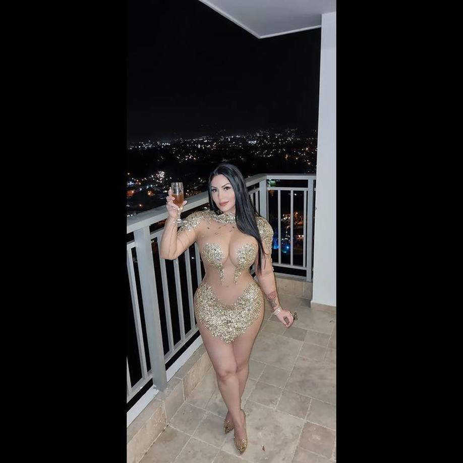 La guapa y sensual Ariana Herchi dejó un mensaje especial para sus seguidores y también para sus “haters”. “Feliz año nuevo. Gracias a todos por sus deseos y ser parte de mis éxitos, Dios les bendiga y que este 2022 se les multiplique todas las cosas buenas que sembraron. Pediré a DIOS por todos aquellos que no tienen vida propia y solo pasan queriendo jo*** a los demás. Tendrán mucho de mi este 2022 LOS AMO”. 