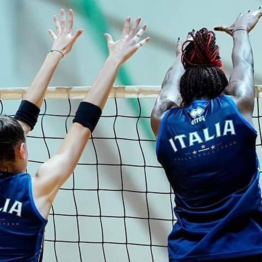 Antes de entrar a la habitación donde estuvo hablando con su compañera de habitación, según declaró esta.