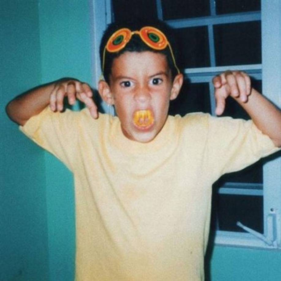 Además de las fotos de su adolescencia, se filtró una imagen del cantante cuando era niño. No cabe duda que Bad Bunny no pierde su personalidad tan juguetona.