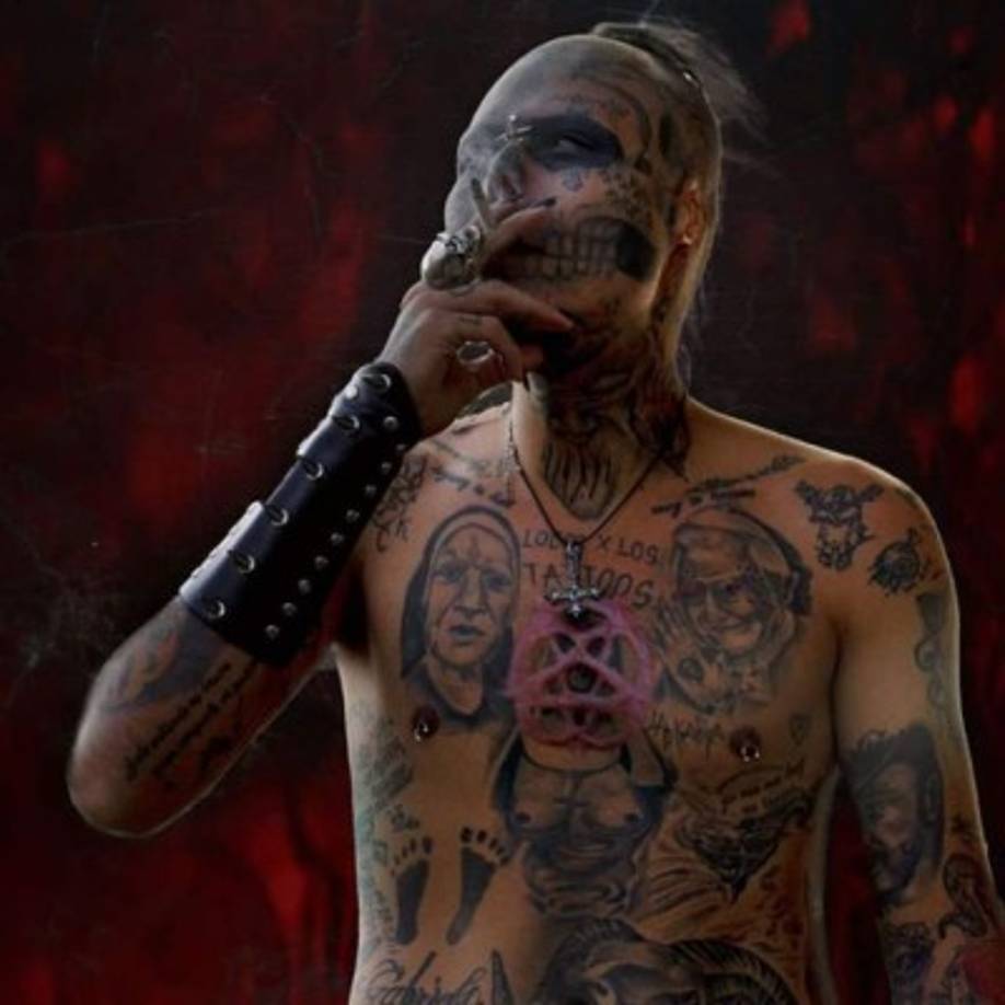 Su rostro impacta por donde sea que pasa y es que se ha hecho varias cirugías.