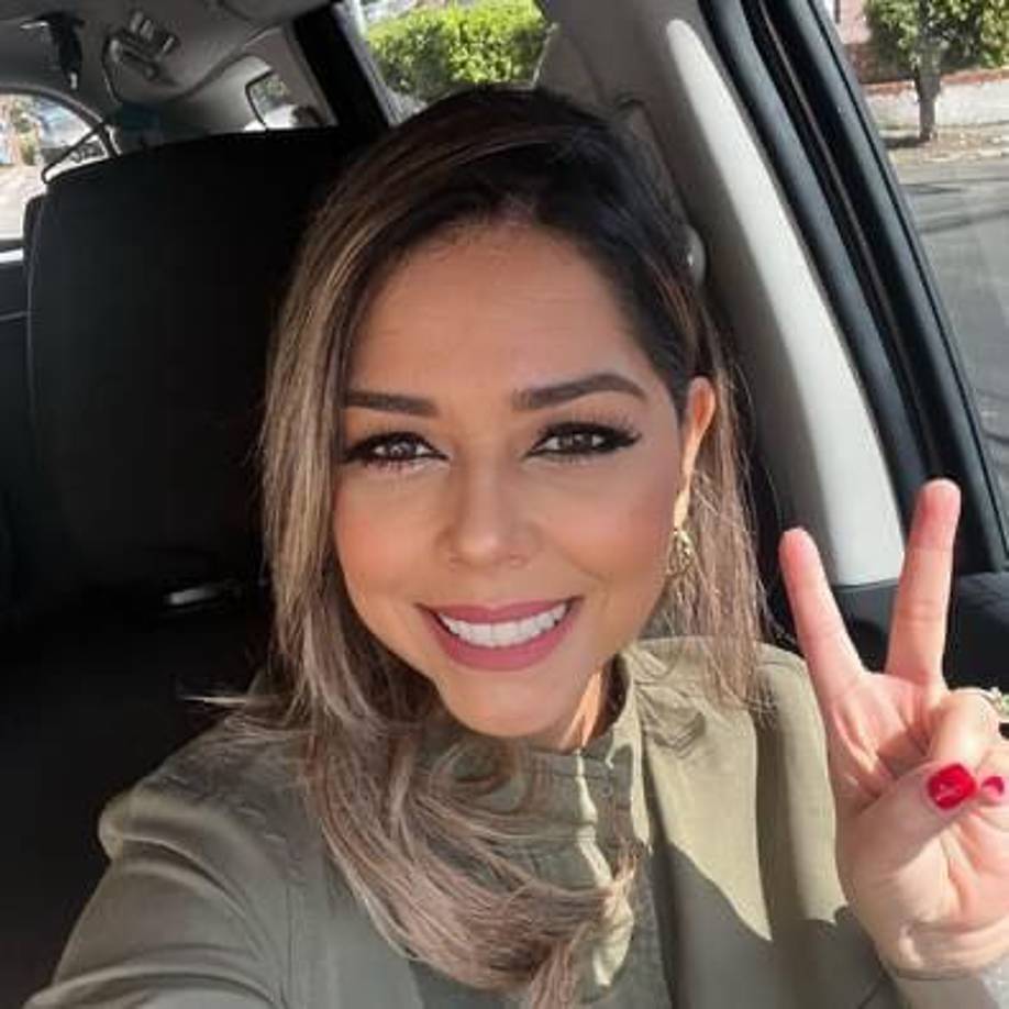 No solamente es una cara bonita. En las sesiones legislativas, frecuentemente se le ve cuestionando al oficialismo y realizando planteamientos políticos. 