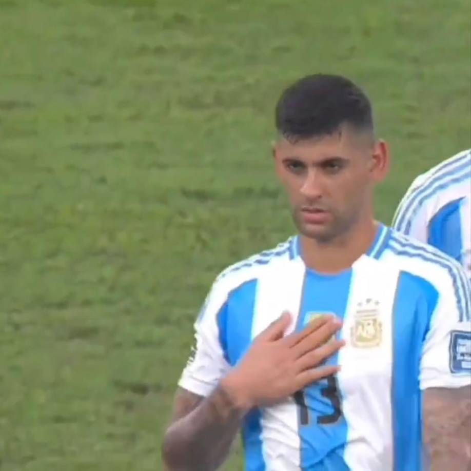 El feo gesto de Cristian ‘Cuti’ Romero. El defensa argentino se fue del campos restregándose el parche de campeón del mundo ante los silbidos de los aficionados colombianos.