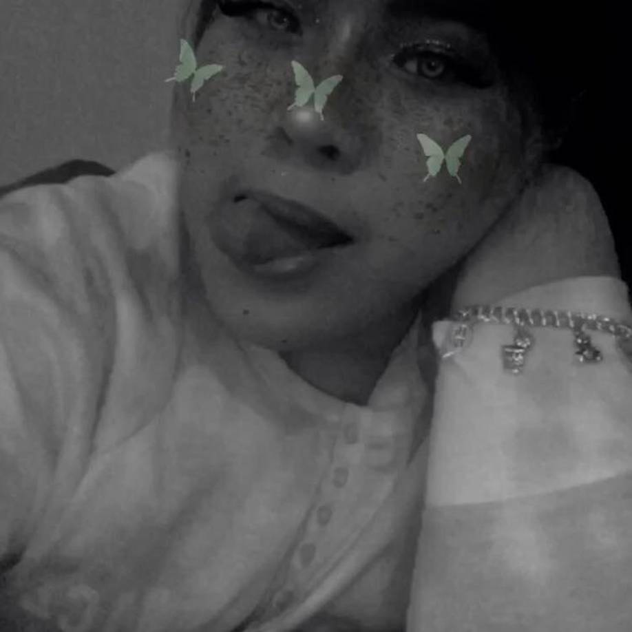 La menor, hermana de dos de las tres adolescentes baleadas de muerte y amiga de la otra, fue abusada sexualmente por el novio de su mamá, antes de que este la dejara salir del lugar.