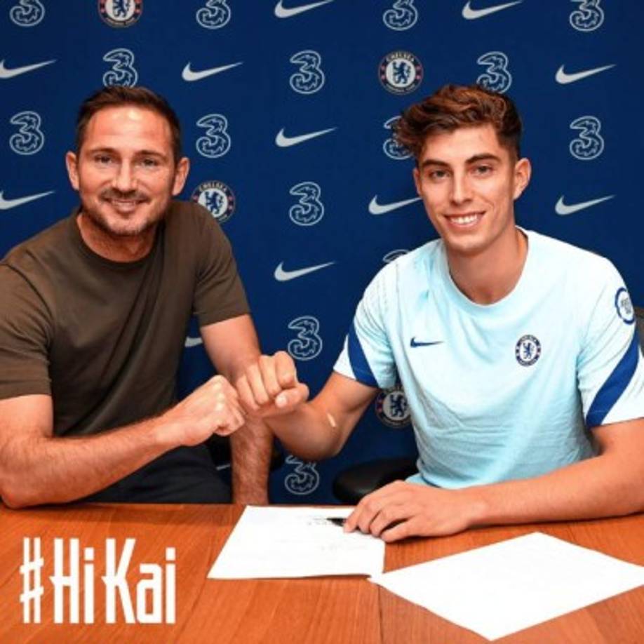 El Chelsea ya tiene su fichaje deseado. El club inglés anunció este viernes la incorporación de Kai Havertz, quien se convierte en nuevo jugador blue. El joven centrocampista alemán aterriza en Londres, procedente del Bayer Leverkusen, para unirse al proyecto que lidera Fran Lampard.<br/><br/>El fichaje le costó al Chelsea 79,5 millones de euros.