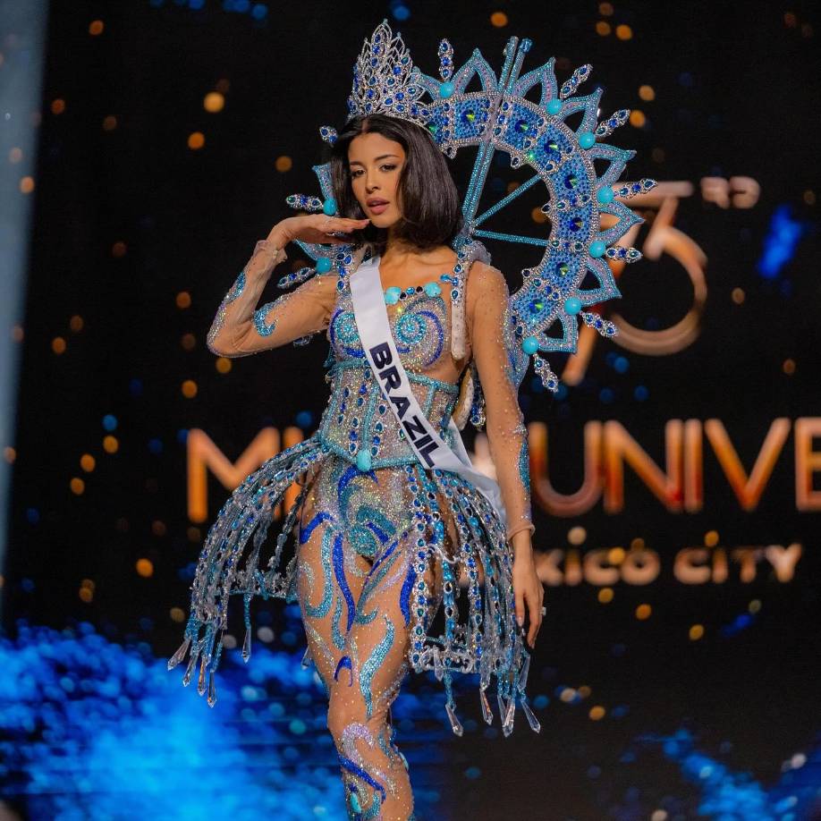 Desde América Latina, los trajes se destacaron por sus vibrantes colores y patrones. La concursante de Brasil deslumbró con un traje inspirado en el carnaval, lleno de lentejuelas que capturaron la alegría y la energía de esta famosa celebración. 