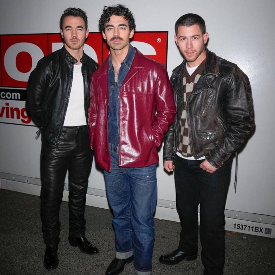 Además, en el<b> </b><i><b>Dick Clark’s New Year’s Rockin’ Eve</b></i><i> 2025</i>, los hermanos sorprendieron a sus fans al interpretar <b>“Play My Music”</b> de <i>Camp Rock</i>, un recordatorio nostálgico de su paso por Disney Channel.