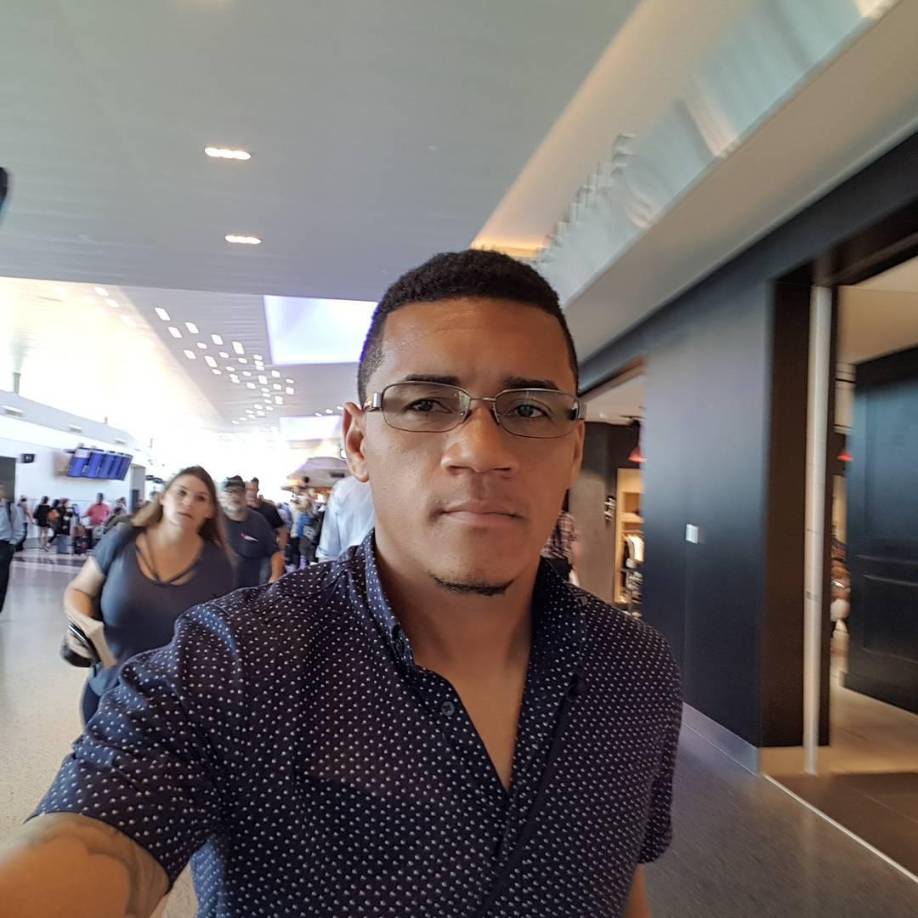 Carlos Will Mejía labora en la parte administrativa del Olimpia. Casi siempre se le suele ver en los partidos del cuadro merengue.