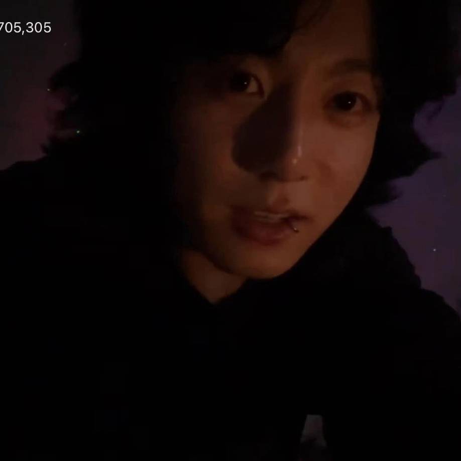 Esfumando a su vez el sueño de Army de verlo como embajador de Calvin Klein, cuya cuenta oficial empezó a seguirlo en Instagram antes que la cerrara. JK siempre ha sido abierto en todas las transmisiones previas en redes sociales, come, bebe cerveza, canta y bailar con naturalidad y confianza para sus fans, pero su conducta en el Live del 3 de marzo aumentó las sospechas de que no se encuentra bien anímicamente. 