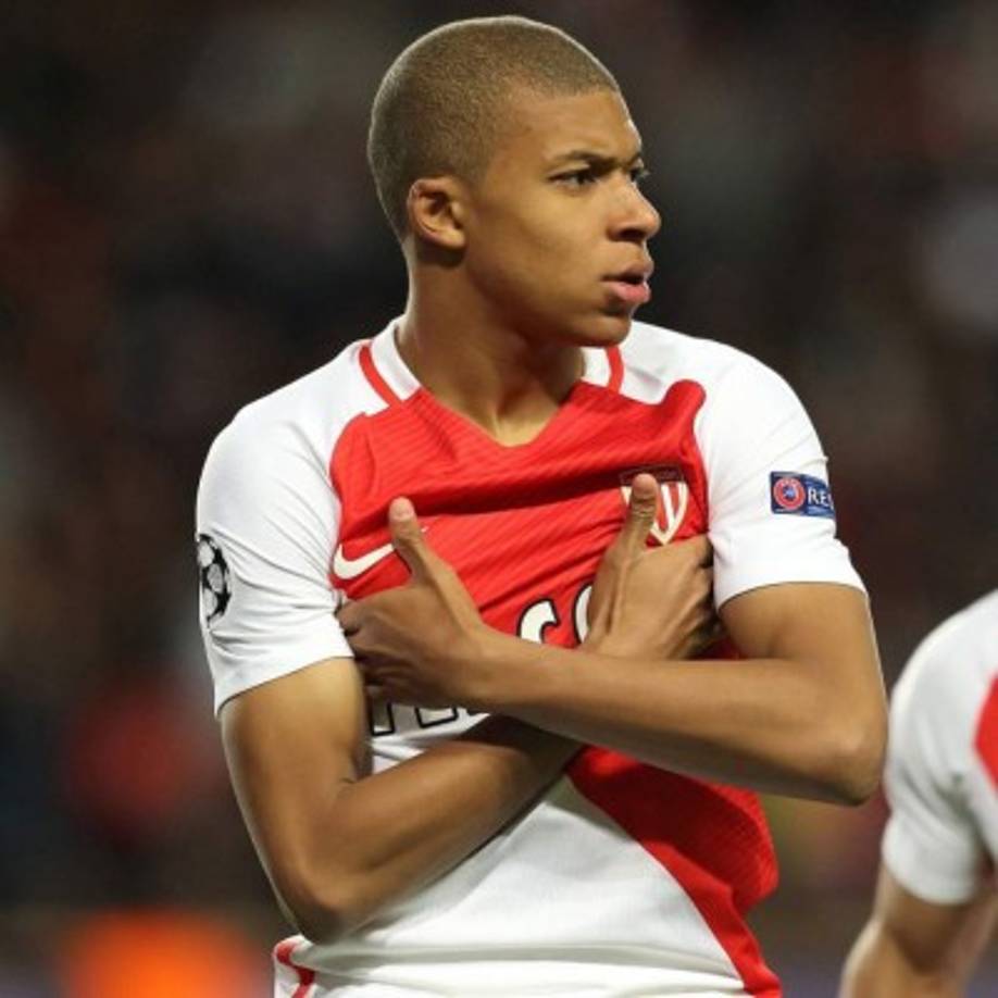 Pascal Boisseau, agente de Kylian Mbappé, asegura en L'Equipe: 'Hay cuatro clubes en el mundo que pueden comprarlo en este momento, Barcelona, Real Madrid, Manchester City y Manchester United. No sería positivo salir del Mónaco este verano, no creo que sea el mejor año para partir. Ahora está volando, no hay un joven de su nivel'.